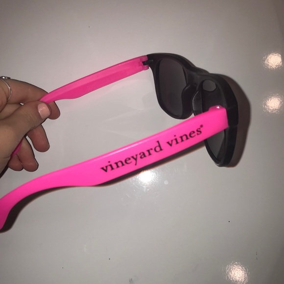 Vineyard Vines sunglasses limited edition - Picture 3 of 3